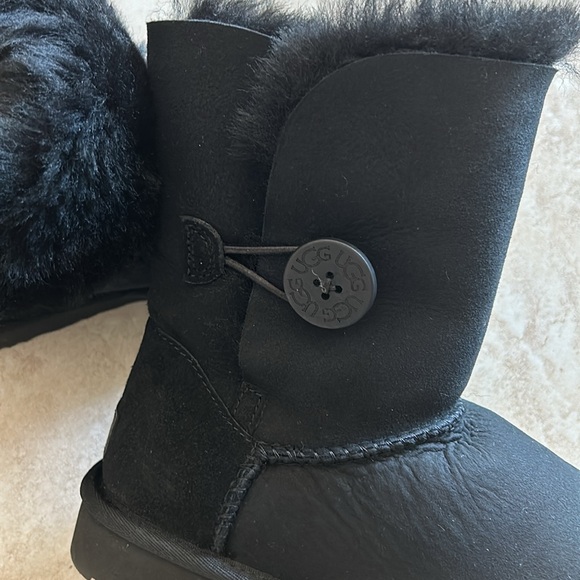NWOB UGG Women's Bailey Button II Boot - Black (US 5) - Picture 7 of 8